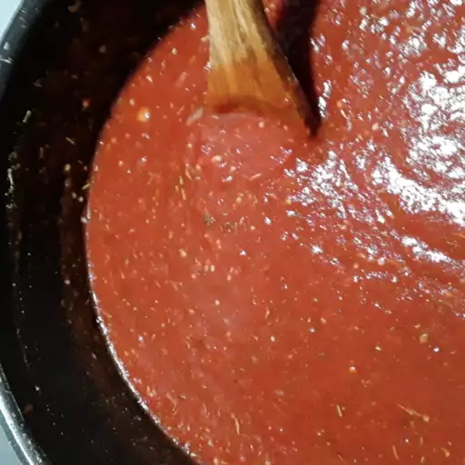 İmage of sauce in a pan.